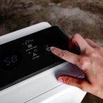 Lüfter mit digitalem Display. Das Display zeigt eine Luftfeuchtigkeitsanzeige und verschiedene Einstellungen