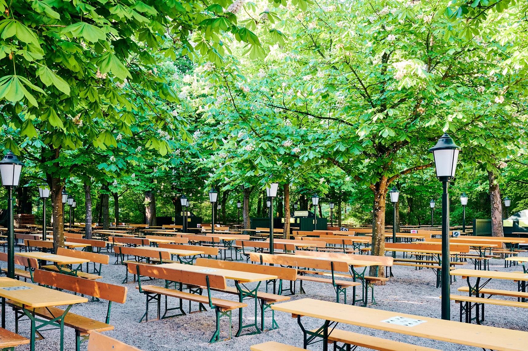 Klassischer Biergarten im Gruenen | Biergartenstuehle Gastronomie