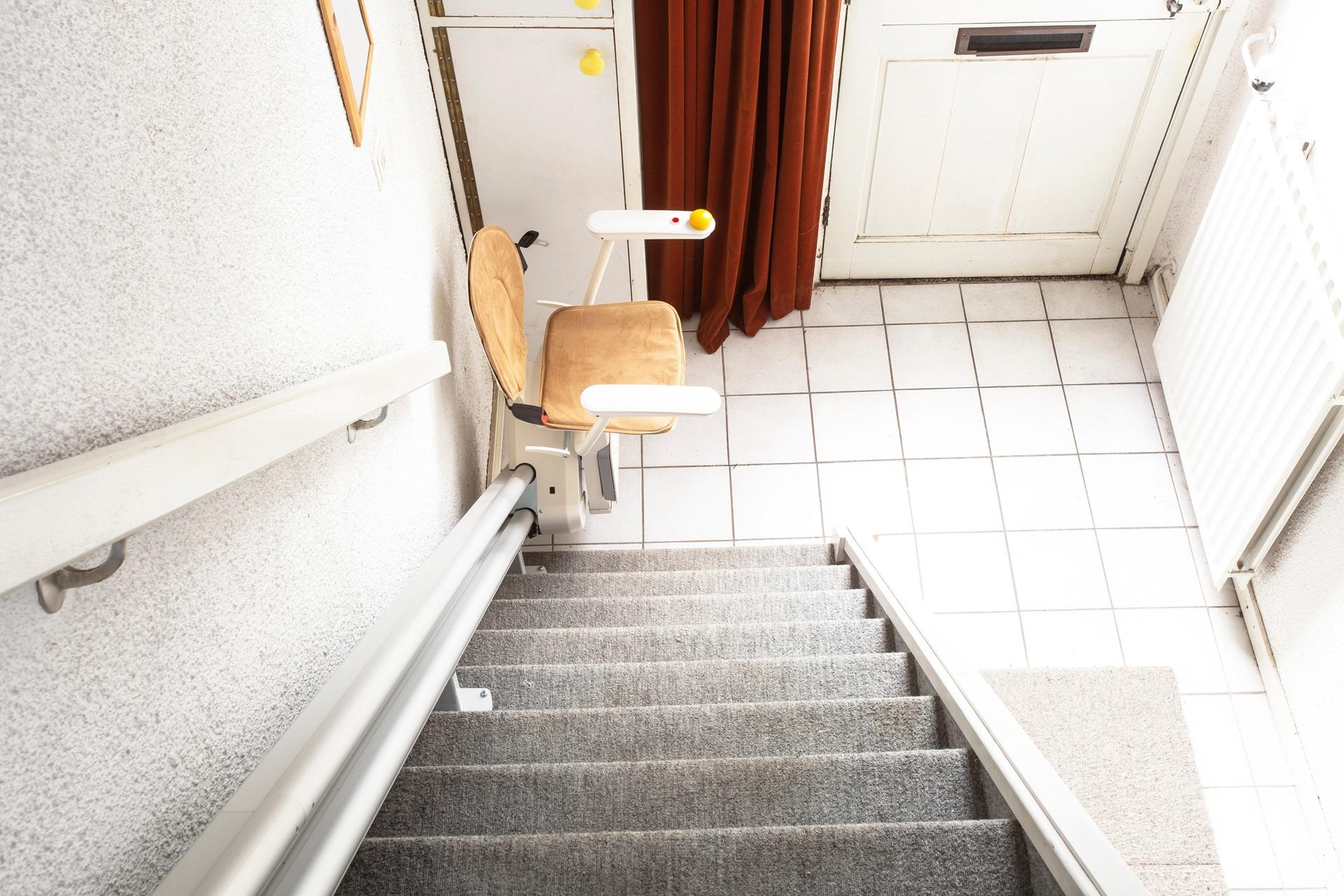 Liftloesung im Hausflur | Treppenlift mit Plattform

